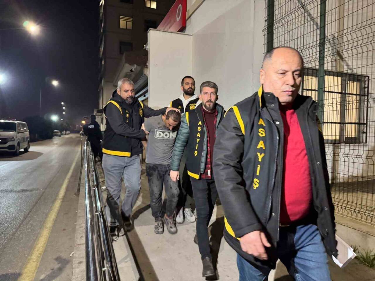 Adana’da bir alışveriş merkezine havalandırmadan girerek 3 kilogram altın ve