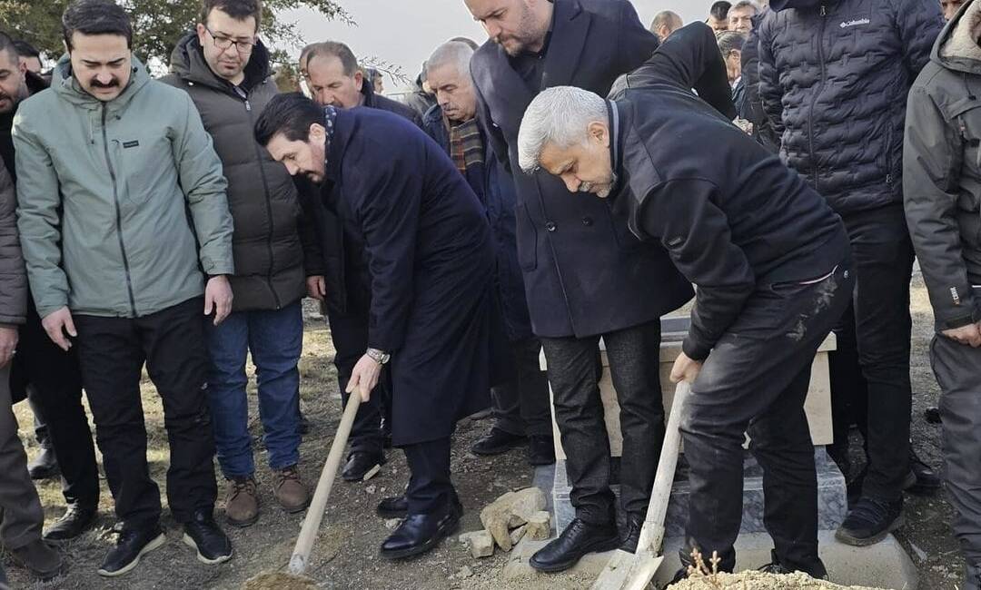 Ağrı eski Emniyet Müdürü Nihat Özen’in annesi Necibe Özen, hayatını