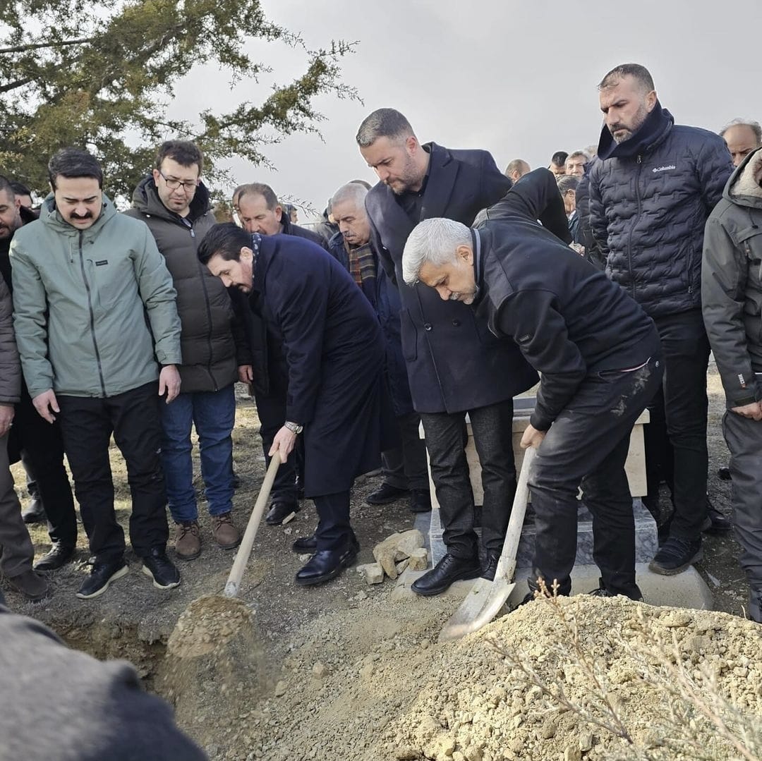 Ağrı eski Emniyet Müdürü Nihat Özen’in annesi Necibe Özen, hayatını