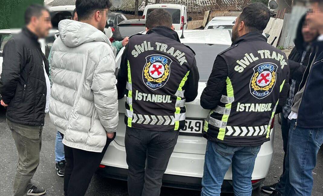 Bahçelievler Yenibosna’da asker uğurlama eğlencesi yapan bir grup, trafiği tehlikeye