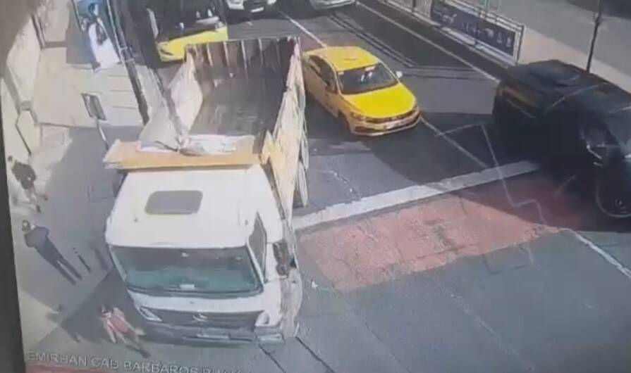 İstanbul Beşiktaş’ta Barbaros Bulvarı’nda meydana gelen korkunç kazada, 80 yaşındaki