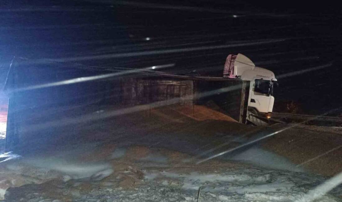 Sivas-Kayseri karayolunda buğday yüklü bir tırın devrilmesi sonucu yol trafiğe