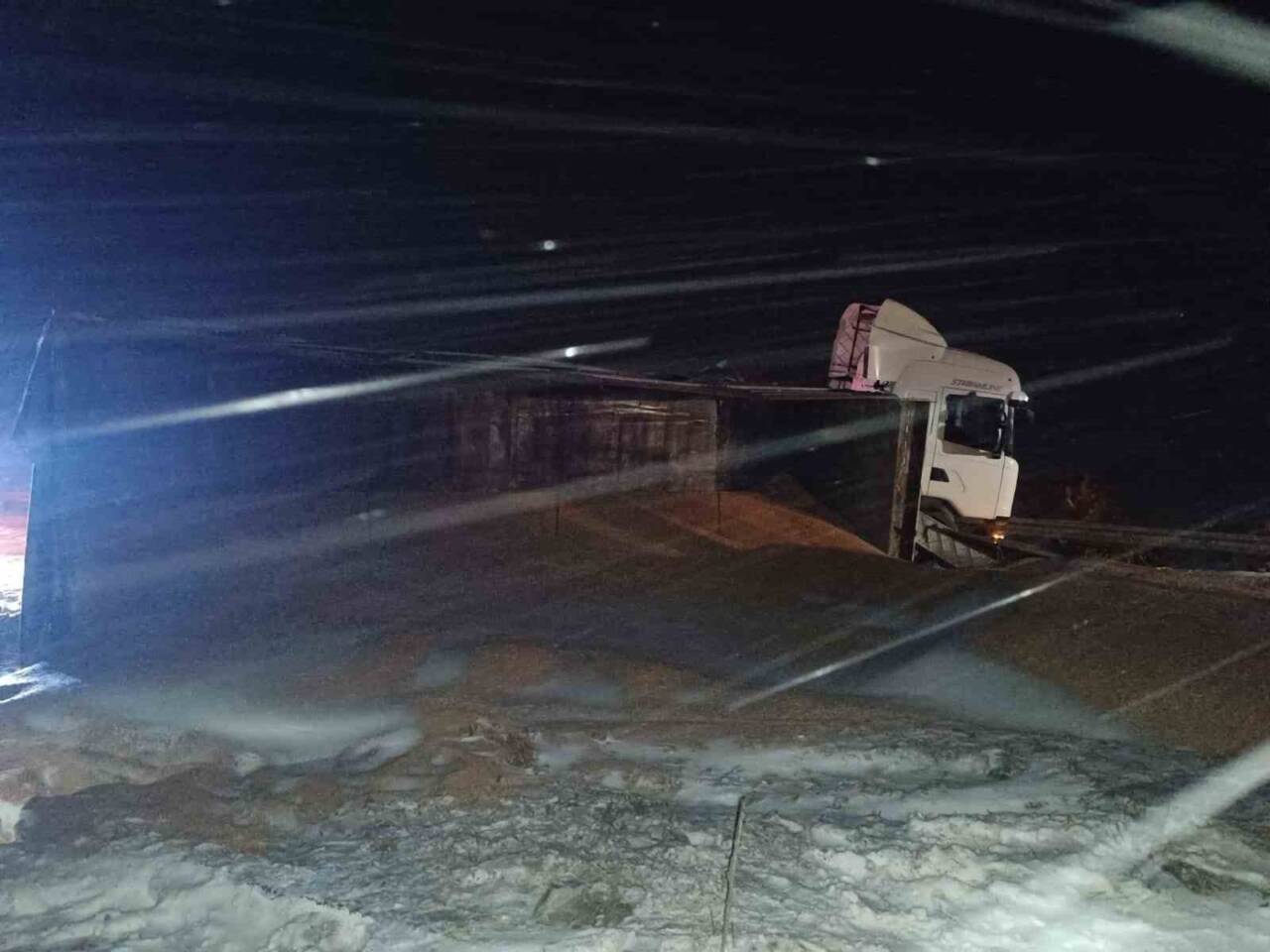 Sivas-Kayseri karayolunda buğday yüklü bir tırın devrilmesi sonucu yol trafiğe