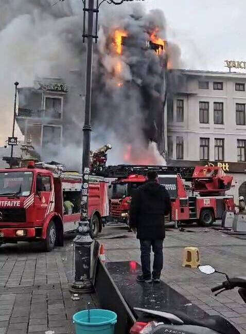 Eminönü Meydanı’nda bulunan bir binanın dış cephesinde henüz bilinmeyen bir