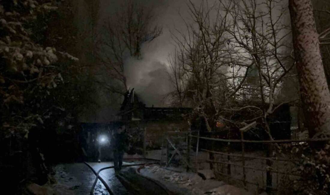 Bolu’nun Ovadüzü Mahallesi’nde Ramazan K.’ye ait evde çıkan yangın, bitişiğindeki