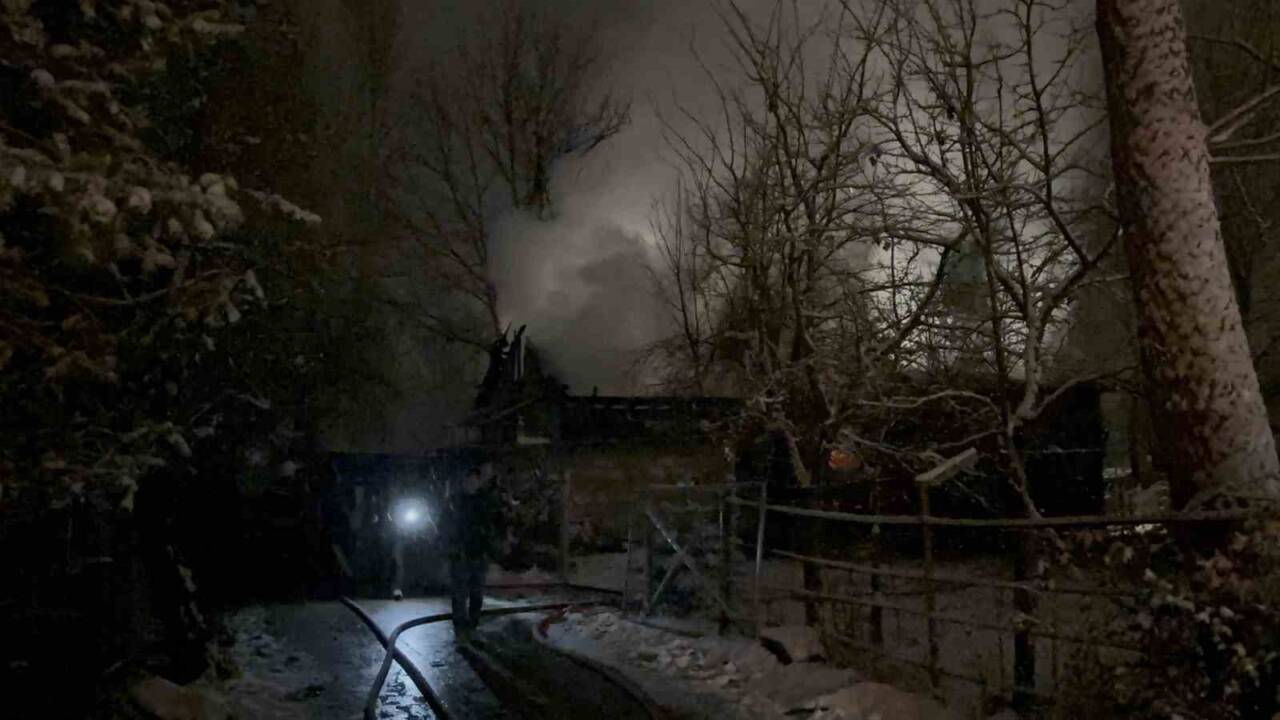 Bolu’nun Ovadüzü Mahallesi’nde Ramazan K.’ye ait evde çıkan yangın, bitişiğindeki