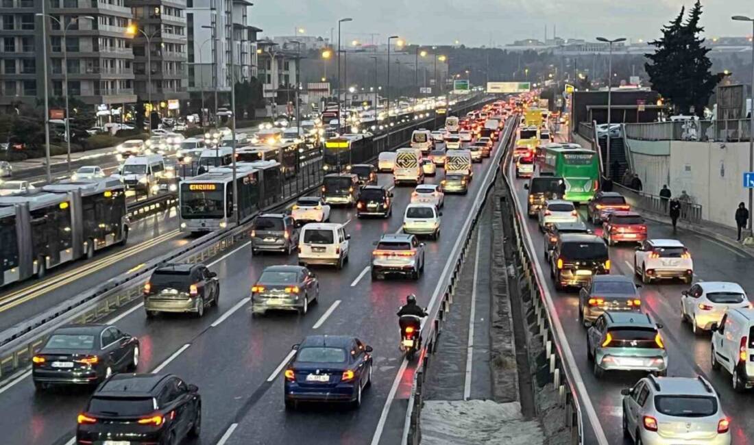 Meteoroloji Genel Müdürlüğü ve AKOM’un uyarılarının ardından İstanbul’da kar yağışı