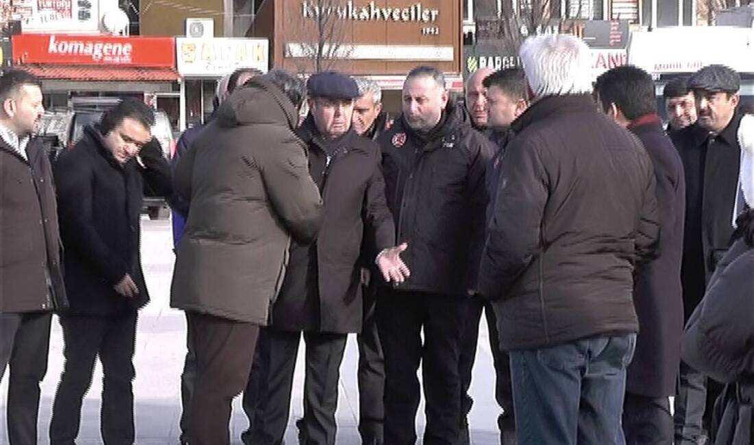 Kırşehir Cacabey Meydanı’nda, 6 Şubat depremlerinde hayatını kaybedenler için düzenlenen