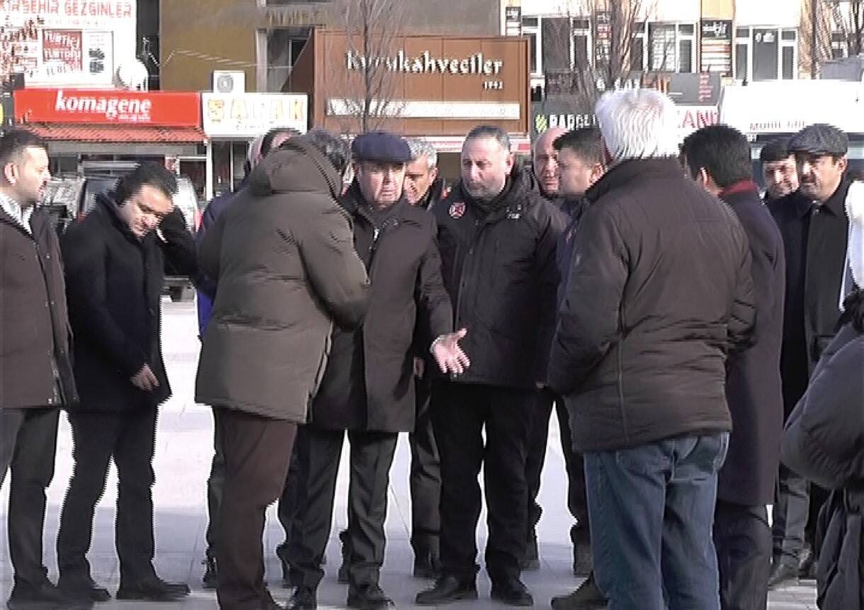 Kırşehir Cacabey Meydanı’nda, 6 Şubat depremlerinde hayatını kaybedenler için düzenlenen