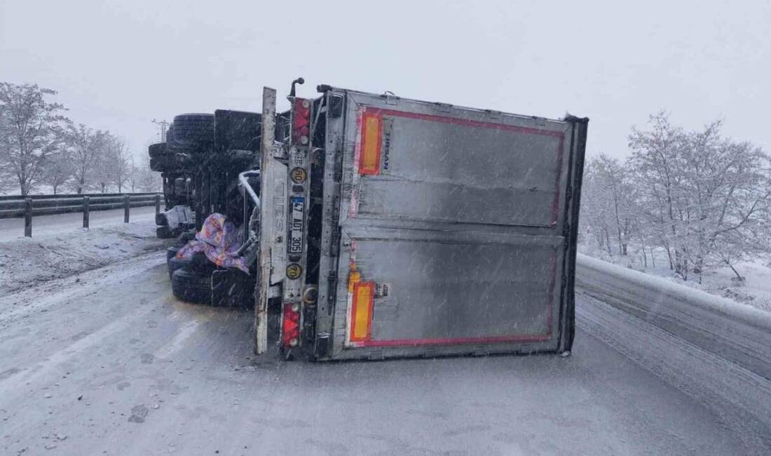 Konya’nın Ereğli ilçesinde kontrolden çıkan saman balyası yüklü tırın devrilmesi