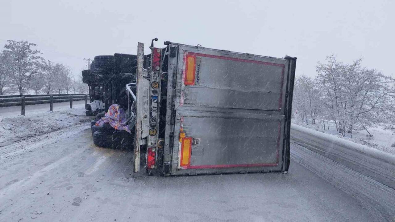 Konya’nın Ereğli ilçesinde kontrolden çıkan saman balyası yüklü tırın devrilmesi