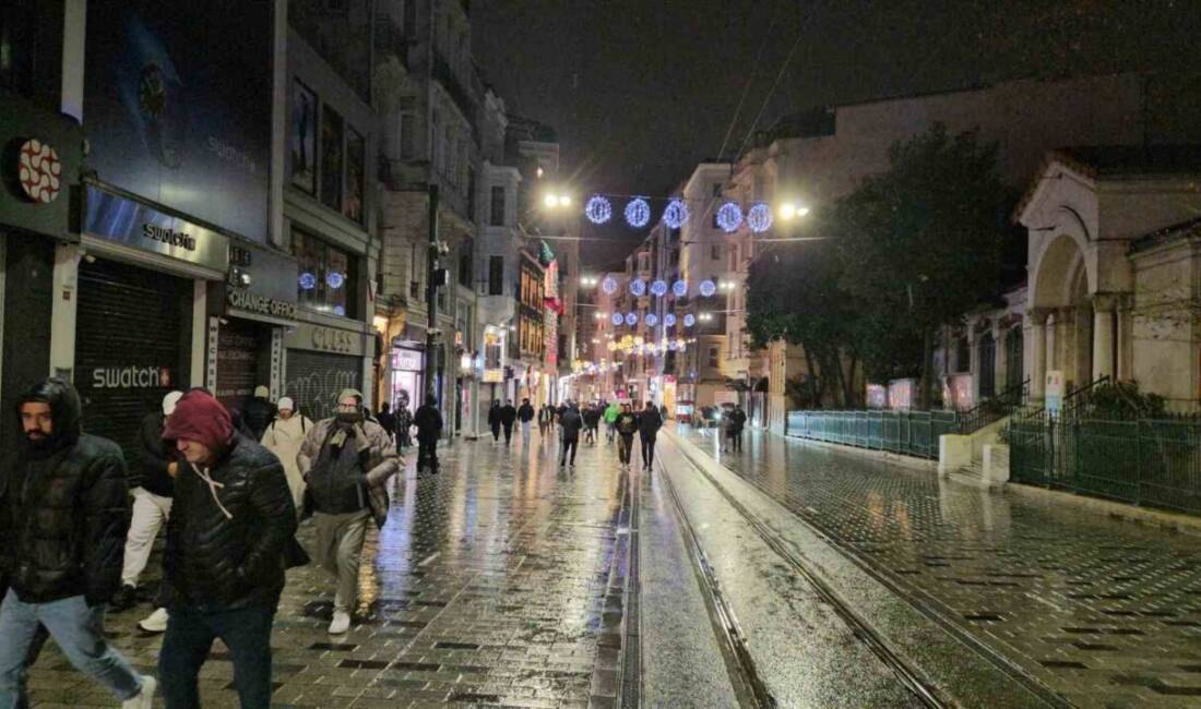 İstanbul’da etkili olan kar yağışı, akşam saatlerinde Taksim Meydanı ve