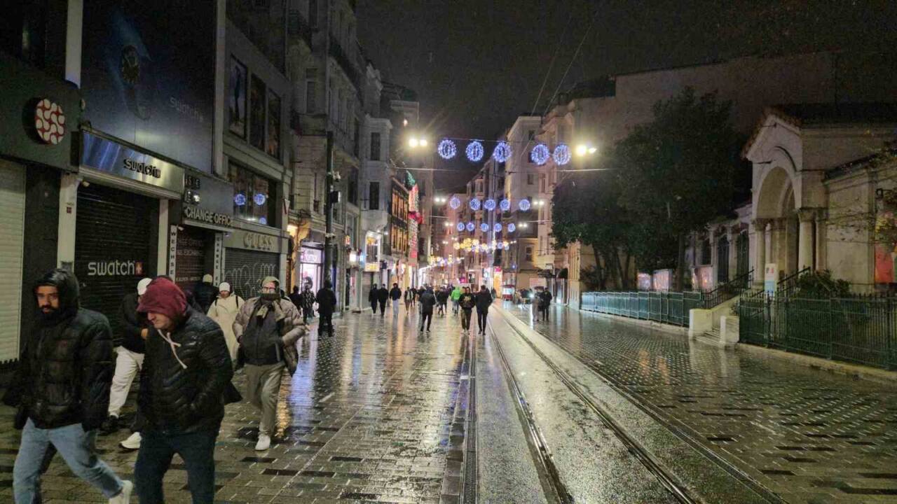 İstanbul’da etkili olan kar yağışı, akşam saatlerinde Taksim Meydanı ve