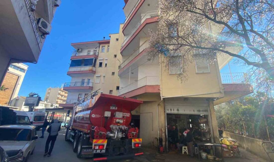 Antalya’nın Serik ilçesinde, sobadan çıkan yangın bir apartman dairesinde paniğe