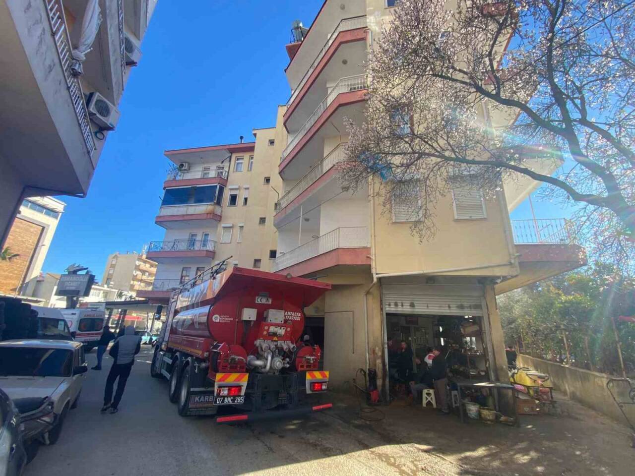 Antalya’nın Serik ilçesinde, sobadan çıkan yangın bir apartman dairesinde paniğe