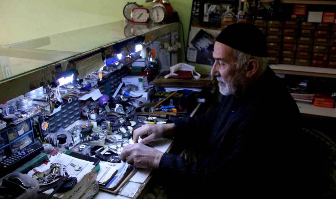 Hayatının 58 yılını saatler arasında geçiren tamirci Sebahattin Tanoğlu, yarım