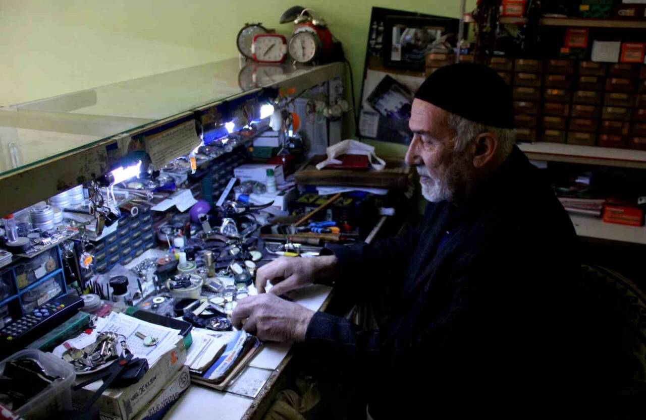 Hayatının 58 yılını saatler arasında geçiren tamirci Sebahattin Tanoğlu, yarım