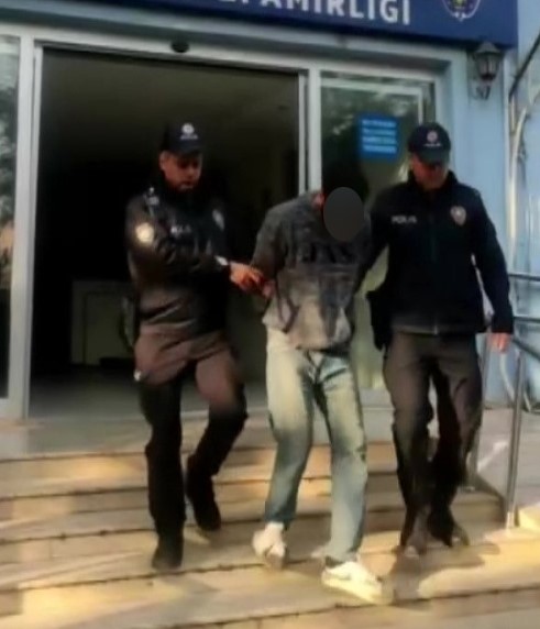 Adana’da kendisini kamu görevlisi olarak tanınarak 79 kişiyi dolandıran şüpheli