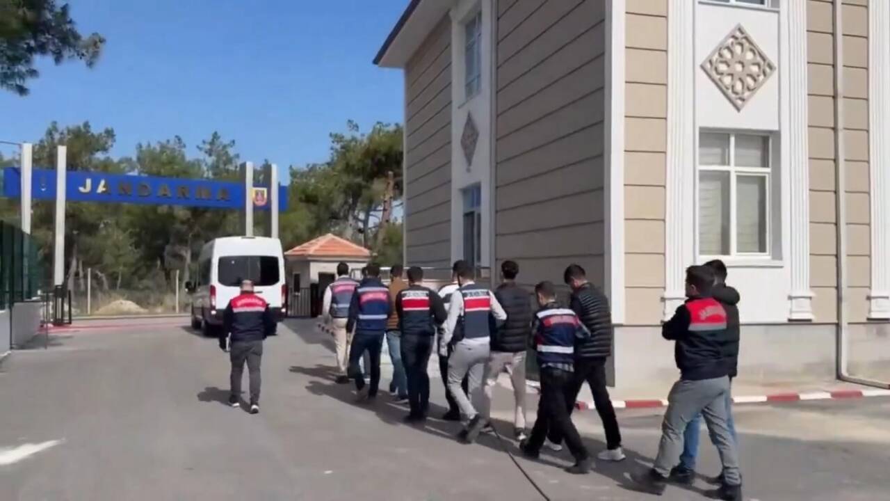 Adana'da jandarma, internetten 'Evde Sabun Paketleme' ilanıyla dolandırıcılık yapan 7