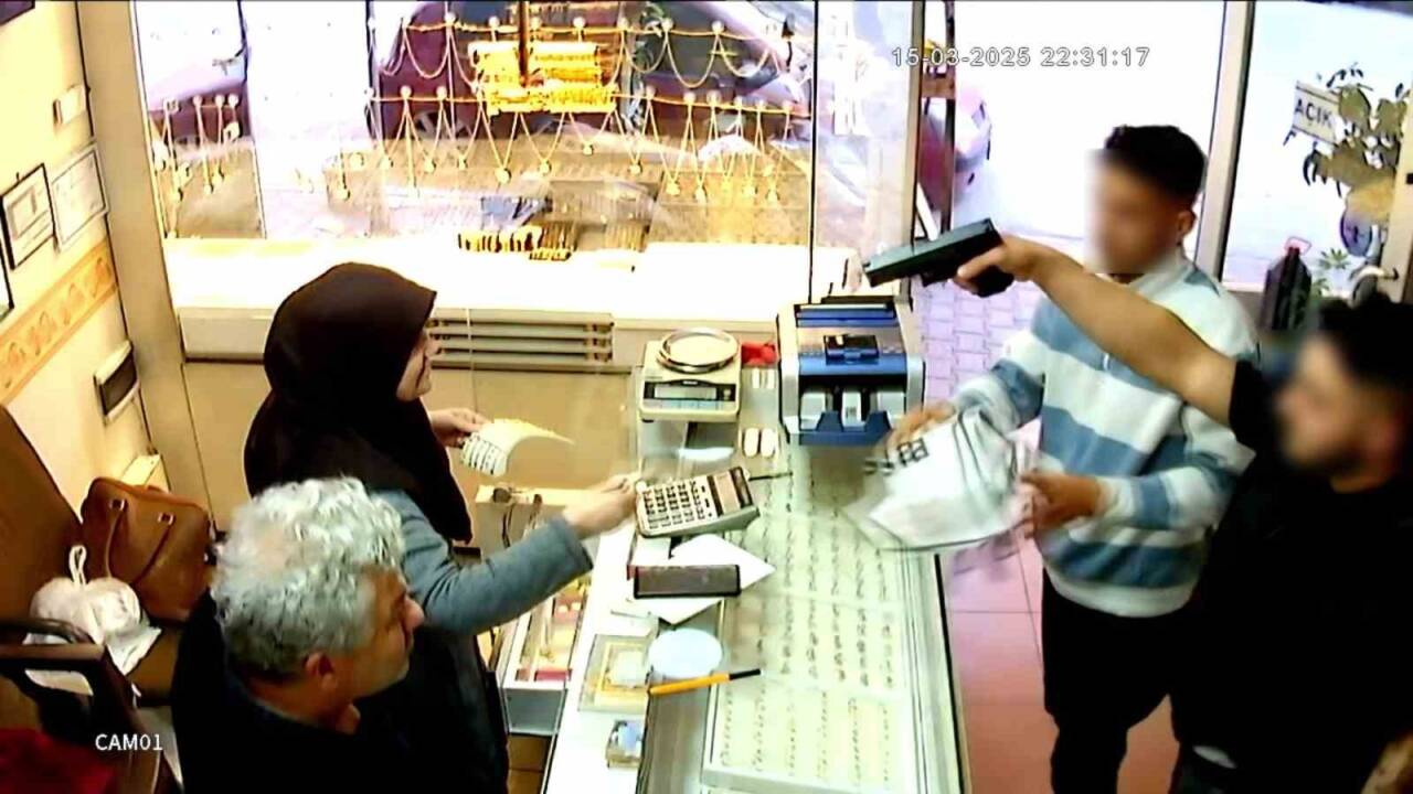 Adana'da 15 Mart'ta bir kuyumcuda yaşanan silahlı soygun girişimi, kuyumcu