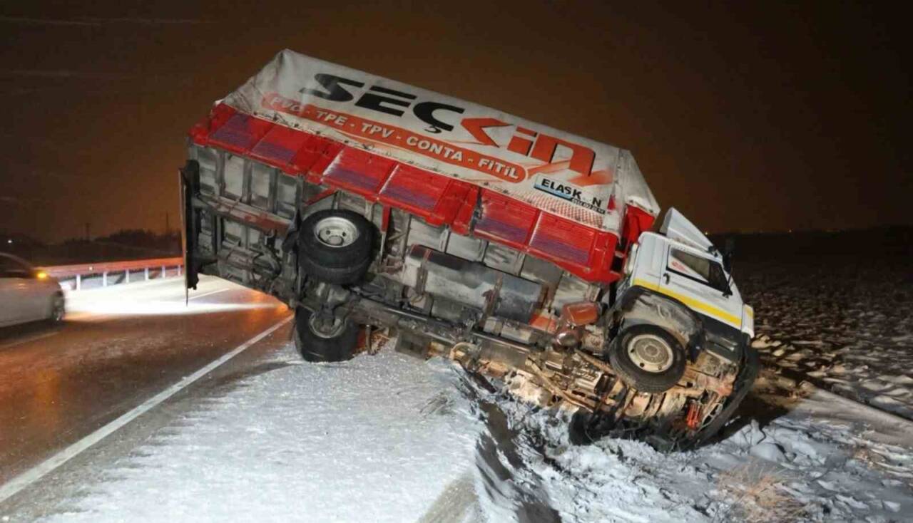 Aksaray'da yoğun kar yağışı ve tipi nedeniyle birçok maddi hasarlı