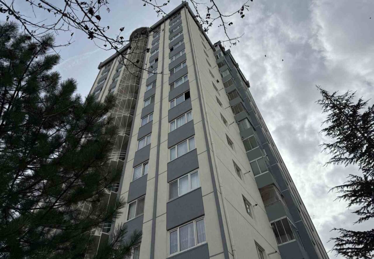 Ankara’nın Etimesgut ilçesinde oturduğu binanın 14. katından aşağıya düşen kadın