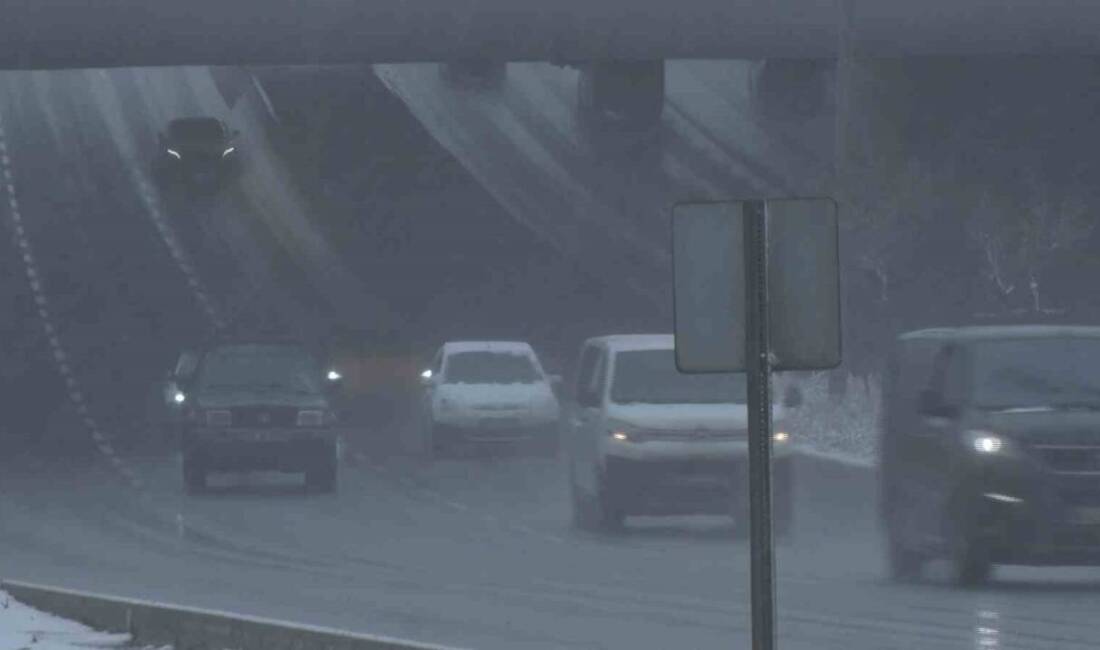 Ankara'da sıcaklıklar ani bir düşüş göstererek kar yağışına yol açtı.