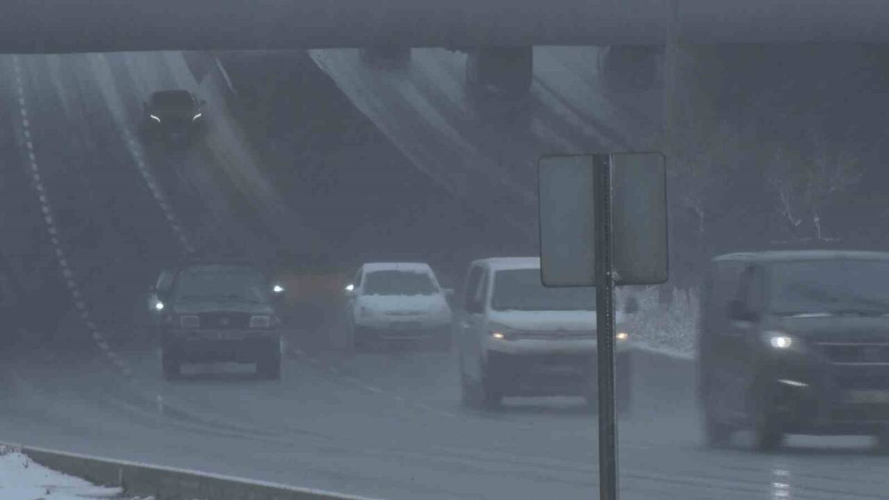 Ankara'da sıcaklıklar ani bir düşüş göstererek kar yağışına yol açtı.