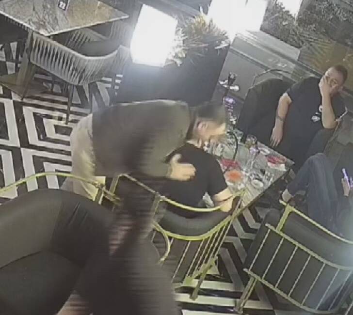 Ankara'nın Çankaya bölgesindeki bir kafede, boğulma tehlikesi geçiren bir vatandaşa