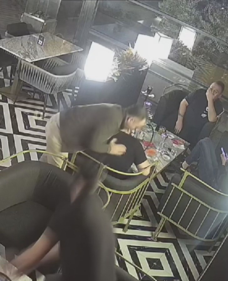 Ankara'nın Çankaya bölgesindeki bir kafede, boğulma tehlikesi geçiren bir vatandaşa