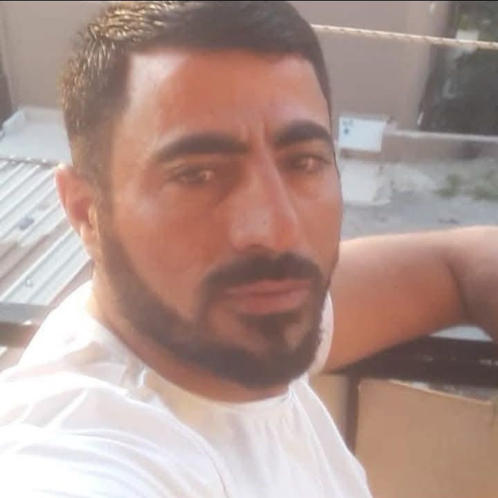 İzmir’in Menderes ilçesinde yabancı uyruklu bir kişi, annesini arabada birlikte