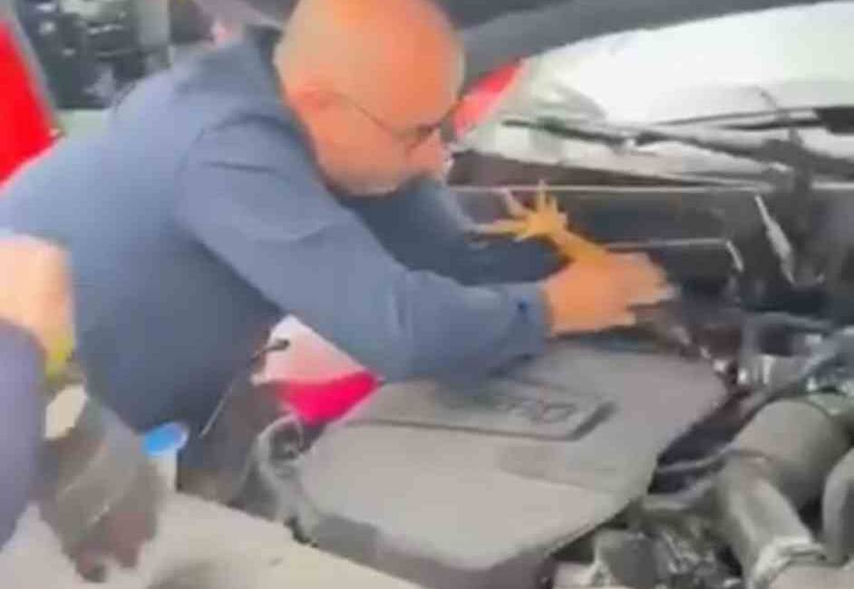 Bursa’nın Gemlik ilçesinde aracının motor kısmına bu kez kedi değil,