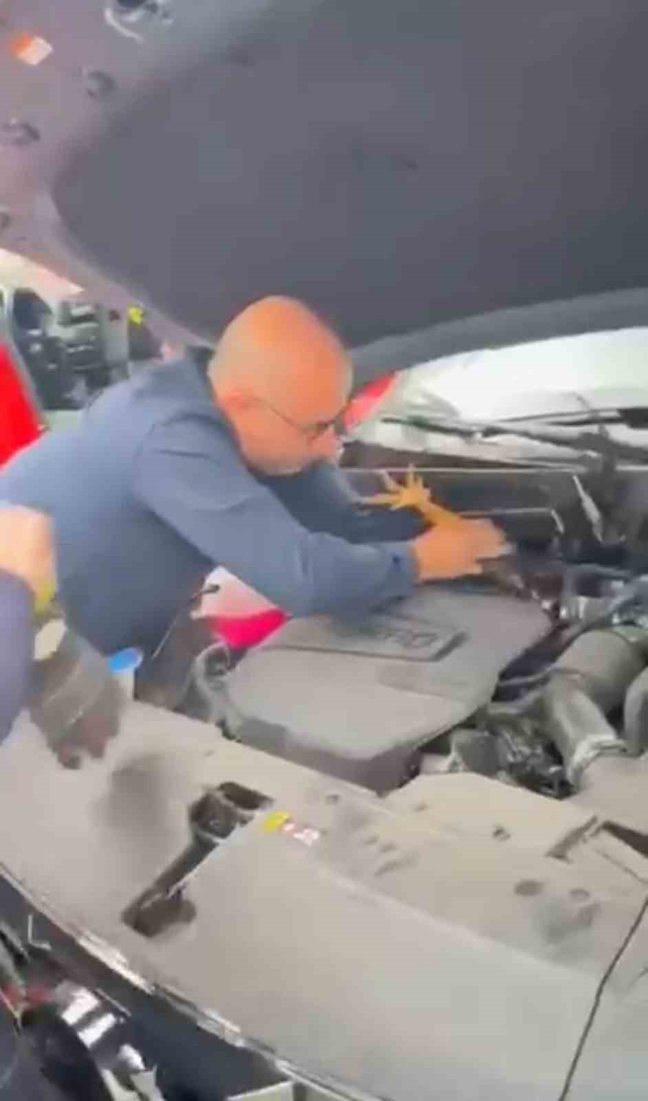Bursa’nın Gemlik ilçesinde aracının motor kısmına bu kez kedi değil,