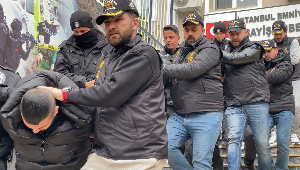 Arnavutköy’de, aynı gün içerisinde iki iş yerine motosikletli şahıslar tarafından