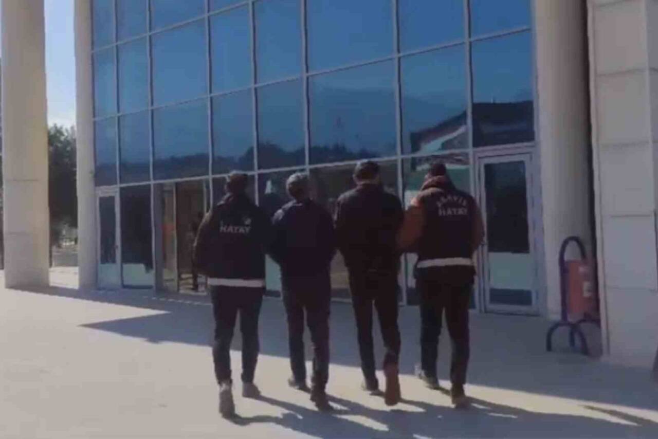 Hatay’ın Arsuz ilçesinde iletişim firmasına ait kabloları çalan 2 şüpheli