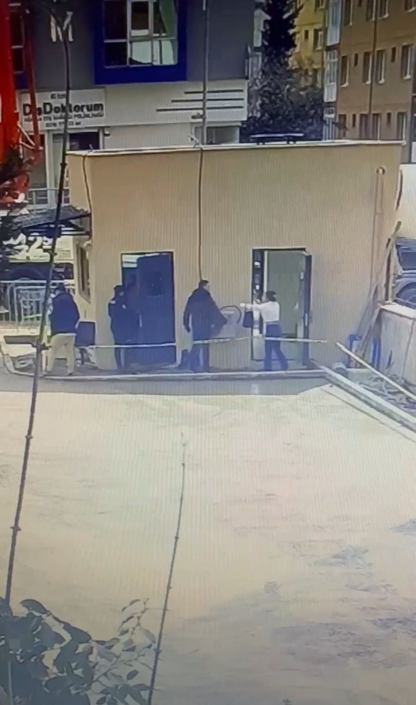 Ataşehir’de polis merkezi önünde şüpheli hareketleri nedeniyle kontrol edilmek istenen