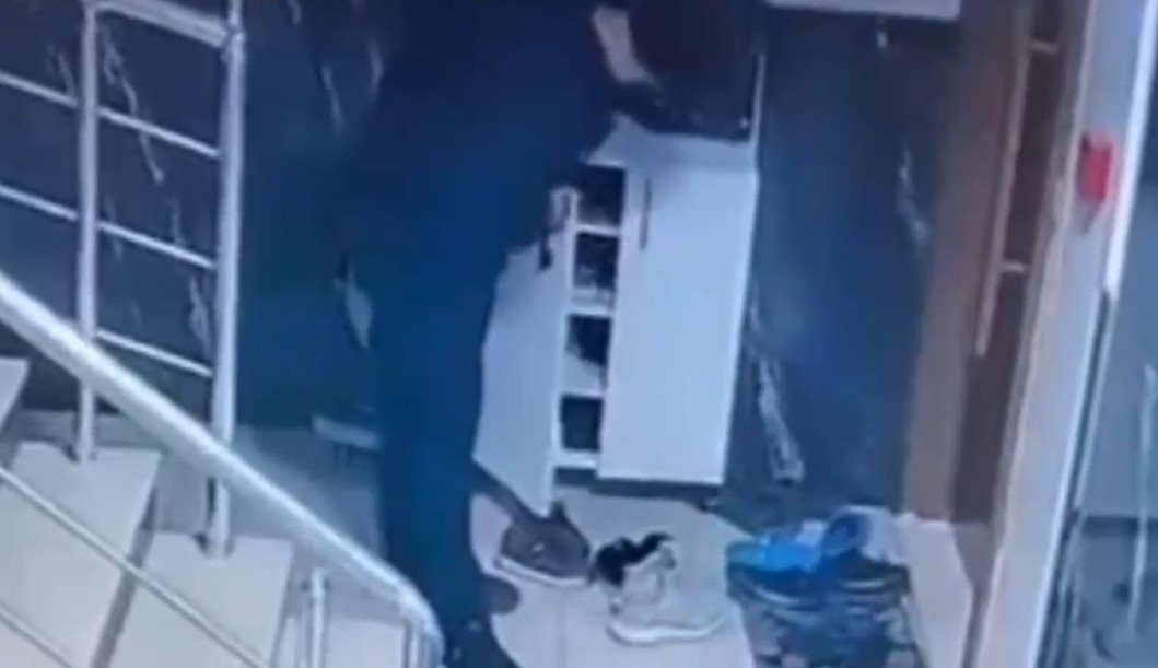 Kocaeli’nin Darıca ilçesinde bir apartmana giren hırsız, kapı önlerindeki ayakkabıları