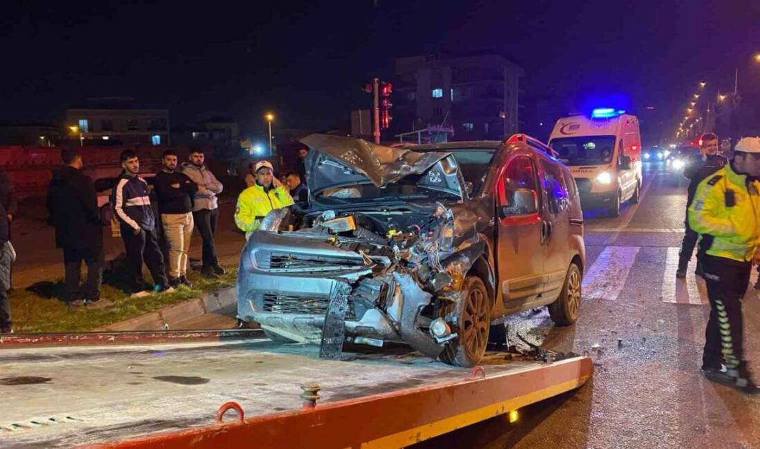 Aydın’ın Efeler ilçesinde yaya geçidinde kırmızı ışığın yanması ile yayalara