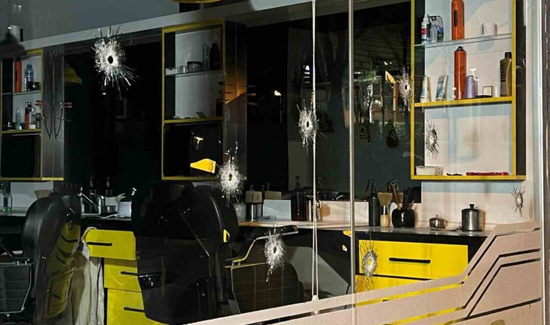 İstanbul Bağcılar’da berber dükkanına kimliği belirsiz kişilerce silahlı saldırı düzenlendi.