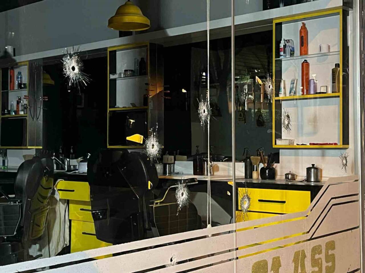 İstanbul Bağcılar’da berber dükkanına kimliği belirsiz kişilerce silahlı saldırı düzenlendi.