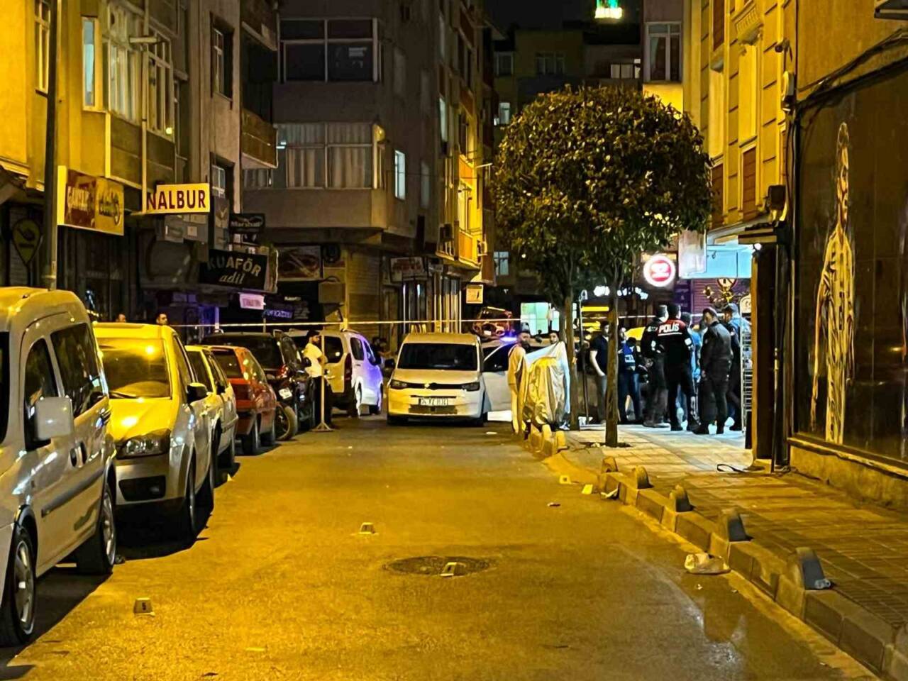 İstanbul Bağcılar'da motosikletli iki saldırgan, sokakta yürüyen 22 yaşındaki Seydaş