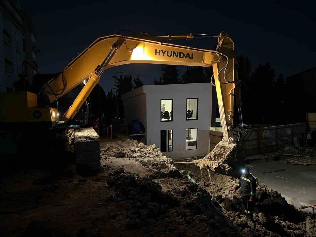 İstanbul Bahçelievler’de inşaat sırasında yolda kısmi çökme meydana geldi. Ekipler