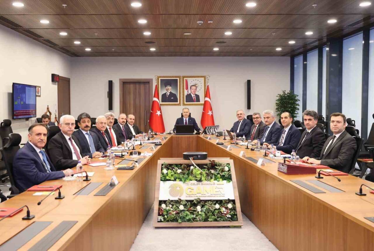 İçişleri Bakanı Ali Yerlikaya sokak hayvanlarının toplanıp bakımevlerine yerleştirilmesi ile