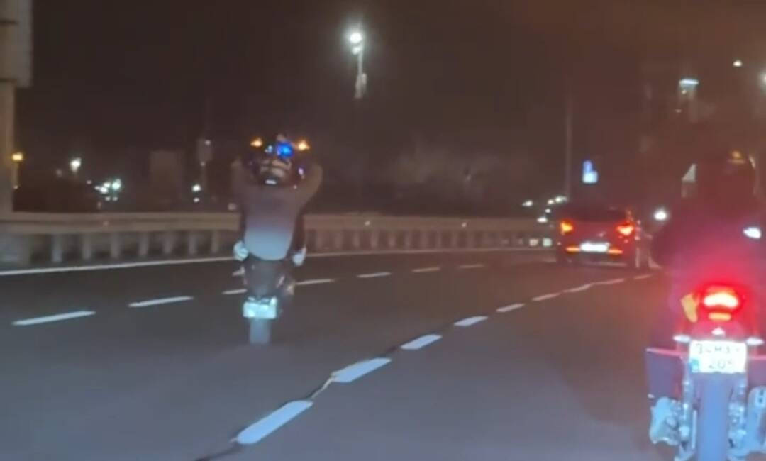 Bakırköy’de motorsikletin önünü kaldırarak ilerleyen ve trafiği tehlikeye atan sürücü,