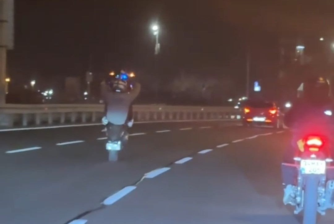 Bakırköy’de motorsikletin önünü kaldırarak ilerleyen ve trafiği tehlikeye atan sürücü,