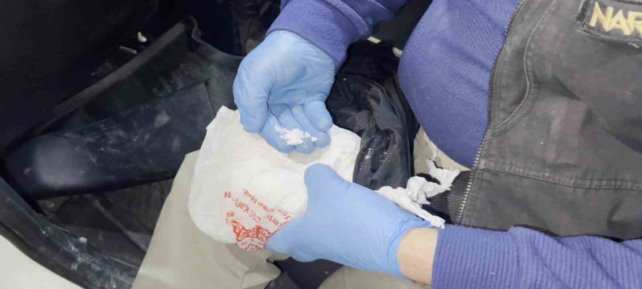 Batman’da polis ekiplerince bir otomobilde 1 kilo 76 gram metamfetamin