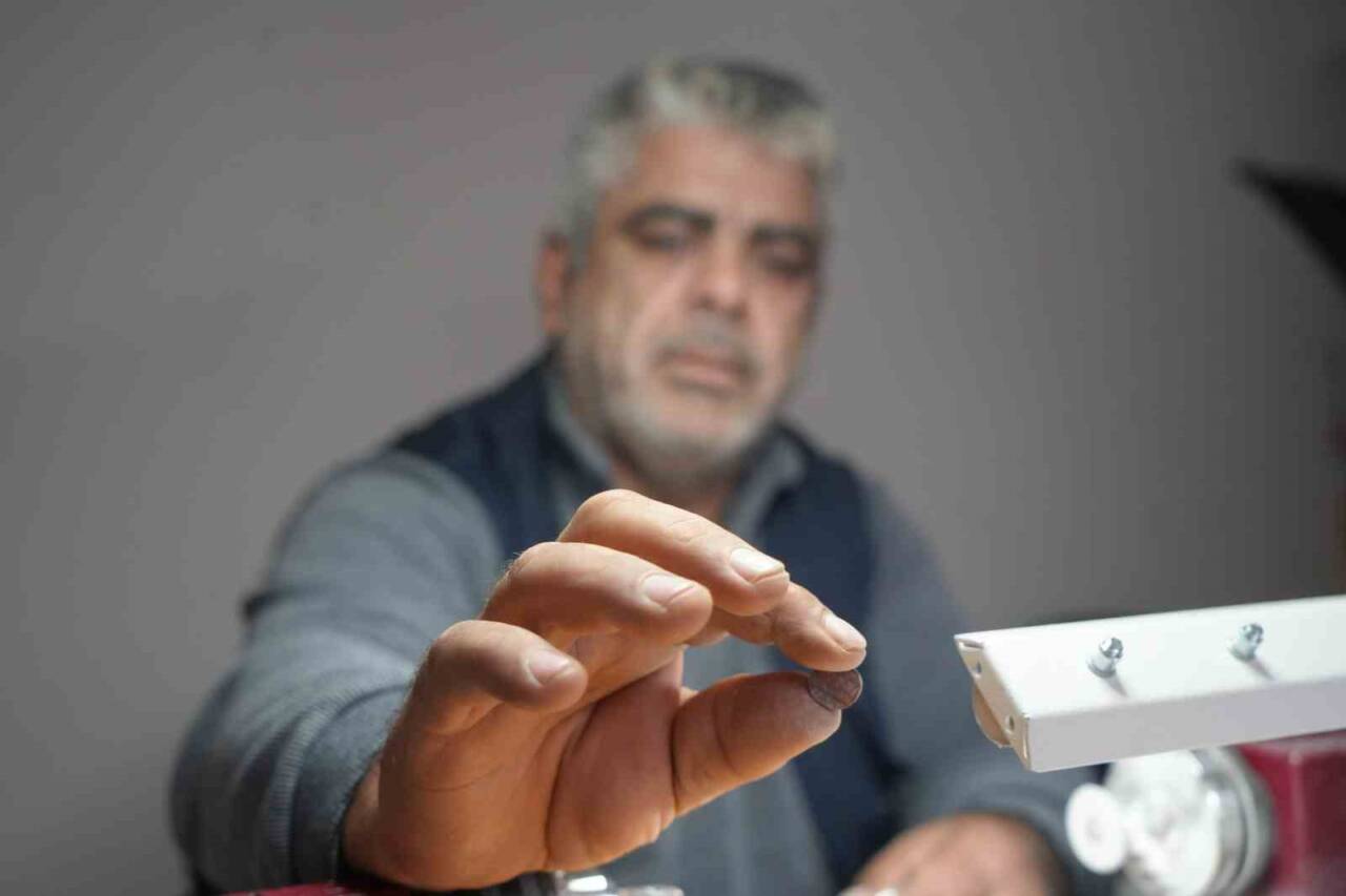 Çam ağaçlarından sızan reçinelerin taşlaşmasıyla oluşan, süs eşyası yapımında kullanılan,