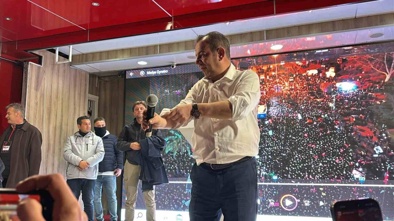 Bolu Belediye Başkanı Tanju Özcan, İstanbul Büyükşehir Belediye Başkanı Ekrem