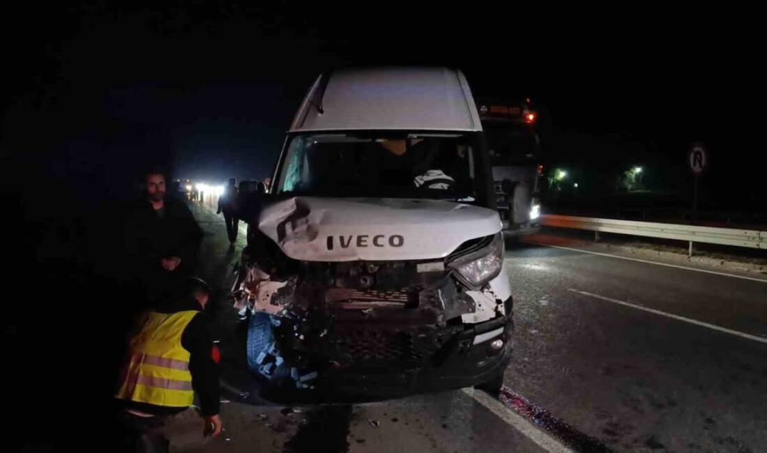 Bursa’nın İnegöl ilçesinde meydana gelen kazada minibüs ile çarpışan otomobilin