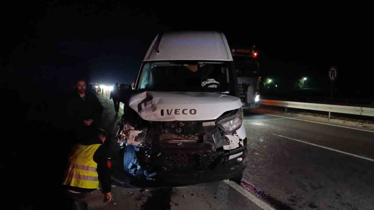 Bursa’nın İnegöl ilçesinde meydana gelen kazada minibüs ile çarpışan otomobilin